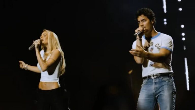 Tini Stoessel y los Jonas Brothers cantando en el escenario del Movistar Arena en Buenos Aires