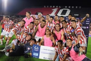 Estadio Coloso Marcelo Bielsa de Rosario visto desde una cabecera, con el campo de juego y las tribunas