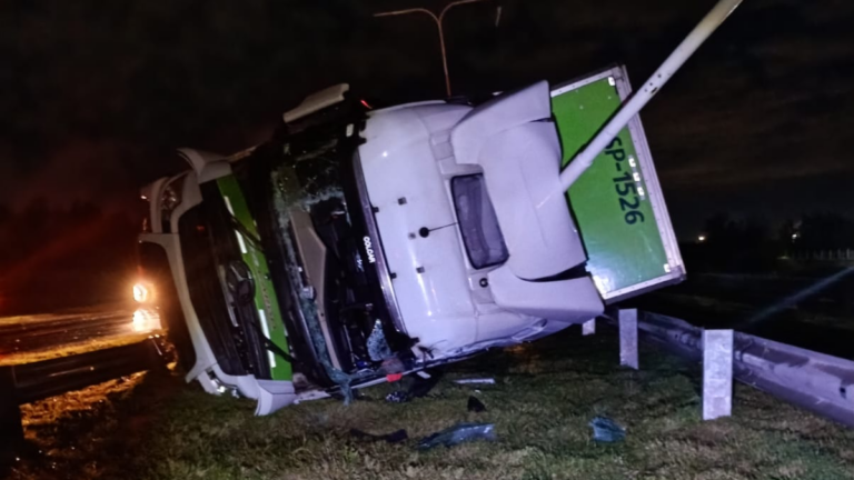 Camión volcado sobre el cantero central en la autopista a Santa Fe, a la altura de San Lorenzo